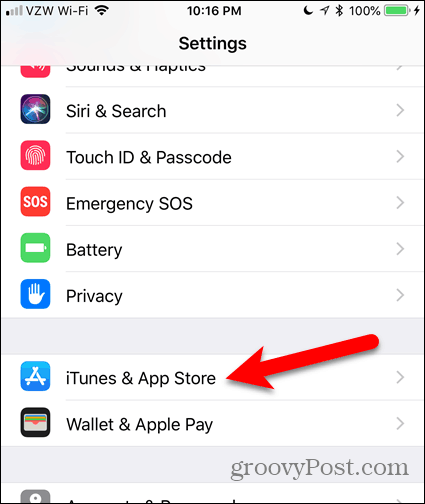 Koppintson az iTunes & App Store elemre a Beállítások képernyőn