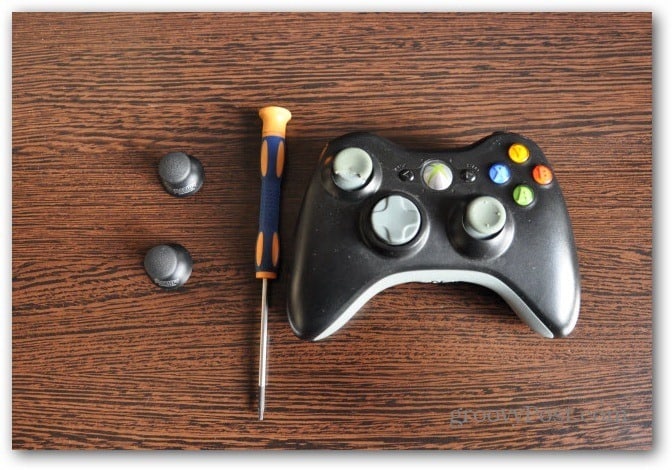 เปลี่ยน thumbsticks อนาล็อกคอนโทรลเลอร์ของ Xbox 360 ก่อน