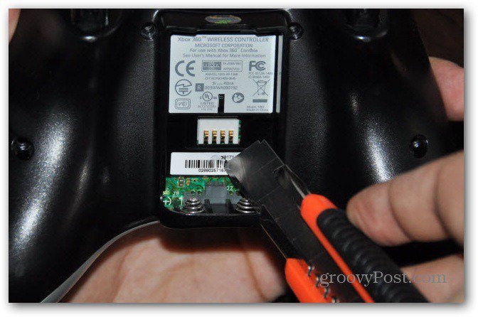 เปลี่ยน thumbsticks อนาล็อกคอนโทรลเลอร์ของ Xbox 360 คลายเกลียวสกรูตัวสุดท้ายทุกอย่าง