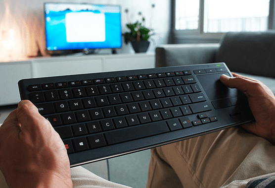 Logitech illuminert stue-tastatur K830